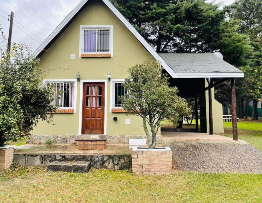 Casa con pileta, cabañas y 3 lotes juntos