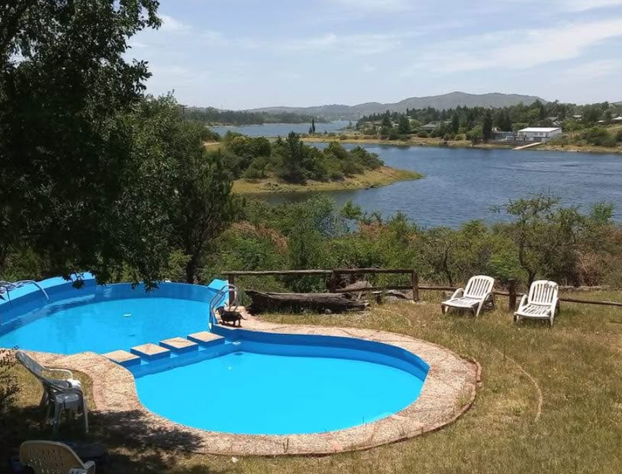 Complejo de cabañas estilo griego con vista al lago